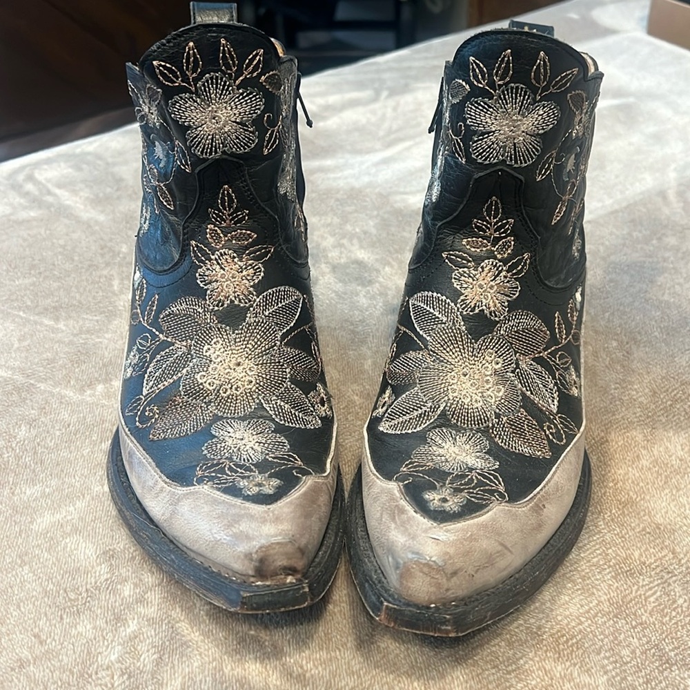 These are super cute Old Gringo ankle booties